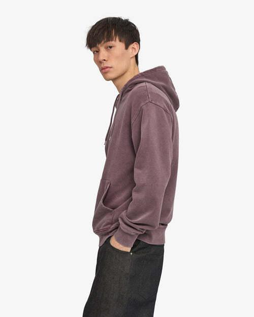 Colorful Standard Classic Organic Hoodie Herren Faded Grape am Model – Seitenansicht
